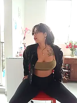 Snapshot of Vikyvoyeur chatting on February 15, 2026, 7:57 pm Vikyvoyeur online show from February 15, 2026, 7:57 pm