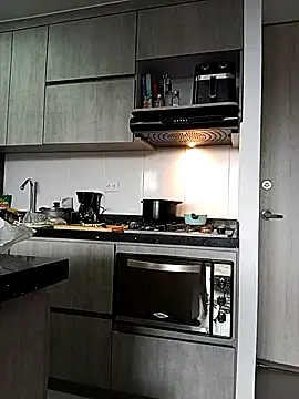 Vikyvoyeur online show from April 12, 2026, 6:33 pm