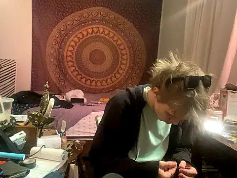 Snapshot of XanderOzzz chatting on November 17, 2025, 8:18 am XanderOzzz online show from November 17, 2025, 8:18 am