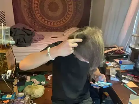 Snapshot of XanderOzzz chatting on November 7, 2025, 2:10 pm XanderOzzz online show from November 7, 2025, 2:10 pm