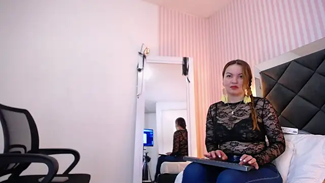 Snapshot of ViictoriaJones_ chatting on November 6, 2025, 12:42 pm ViictoriaJones online show from November 6, 2025, 12:42 pm