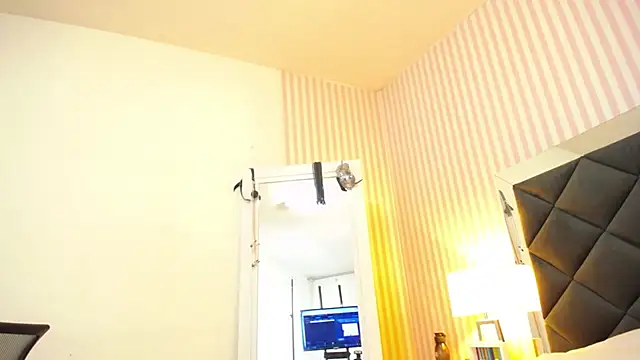 Snapshot of ViictoriaJones_ chatting on December 1, 2025, 12:17 pm ViictoriaJones online show from December 1, 2025, 12:17 pm