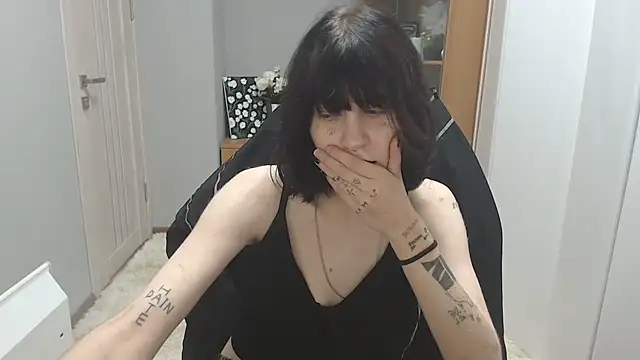 TinaQuiin online show from October 24, 2025, 8:02 am