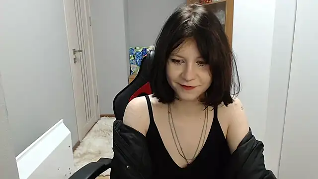 TinaQuiin online show from November 19, 2025, 8:36 am