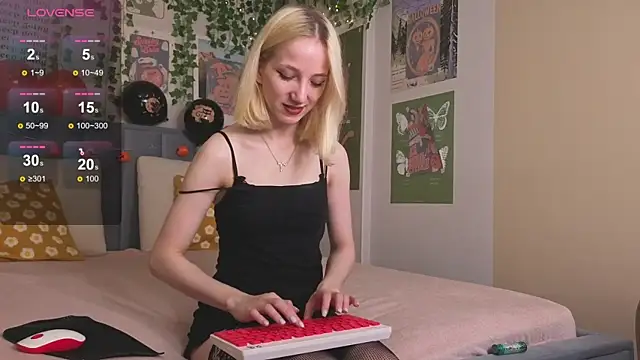 Snapshot of EmmaNovak chatting on October 28, 2025, 12:15 pm EmmaNovak online show from October 28, 2025, 12:15 pm