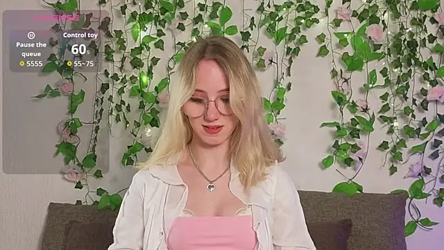 EmmaNovak online show from March 31, 2026, 11:07 pm