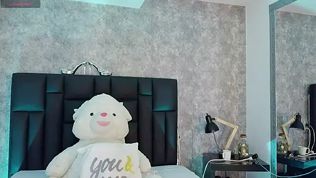crystaldarliing online show from May 25, 2026, 6:28 pm
