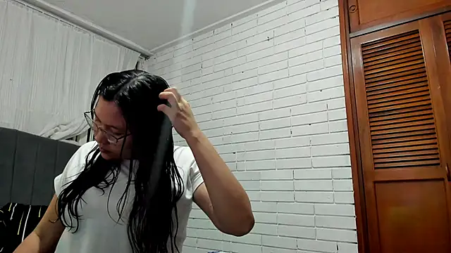 Naia Stant online show from November 16, 2025, 11:30 pm