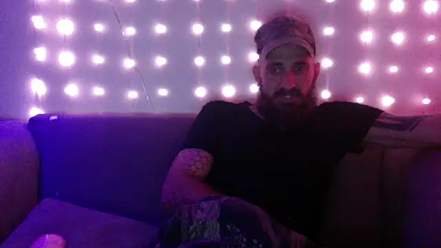 Snapshot of Bearlyfuckinglogan chatting on August 4, 2026, 4:28 am Bearlyfuckinglogan online show from August 4, 2026, 4:28 am