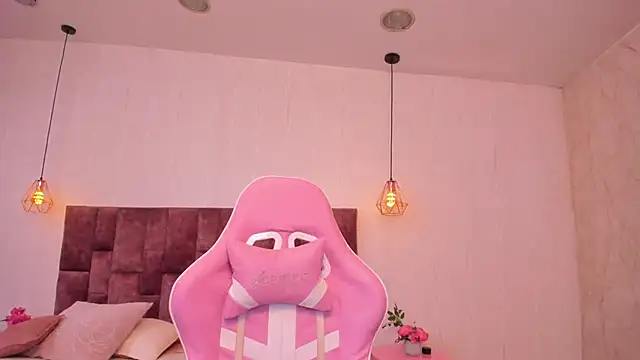 BellaClarck online show from November 21, 2025, 8:52 pm