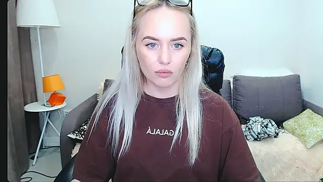 Snapshot of LiluMoon__ chatting on April 4, 2026, 3:07 pm LiluMoon online show from April 4, 2026, 3:07 pm