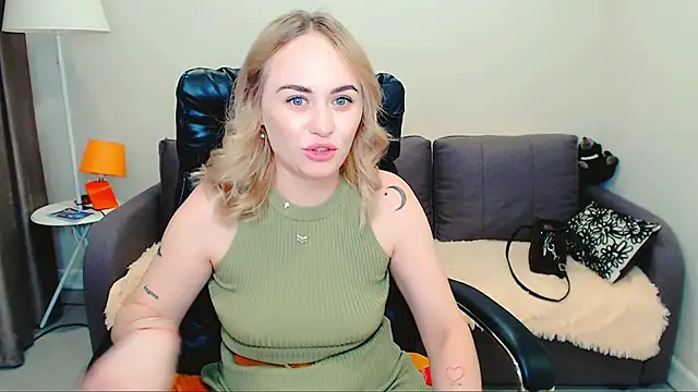 Snapshot of LiluMoon__ chatting on June 16, 2026, 4:29 pm LiluMoon online show from June 16, 2026, 4:29 pm