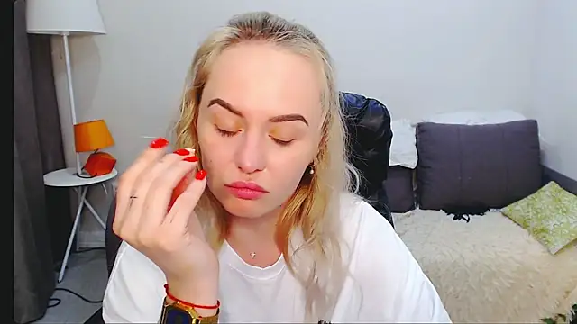 Snapshot of LiluMoon__ chatting on April 2, 2026, 6:36 pm LiluMoon online show from April 2, 2026, 6:36 pm