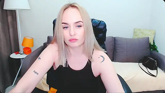 Snapshot of LiluMoon__ chatting on April 30, 2026, 4:25 pm LiluMoon online show from April 30, 2026, 4:25 pm