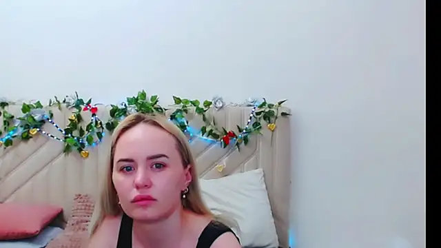 Snapshot of LiluMoon__ chatting on April 8, 2026, 7:10 am LiluMoon online show from April 8, 2026, 7:10 am