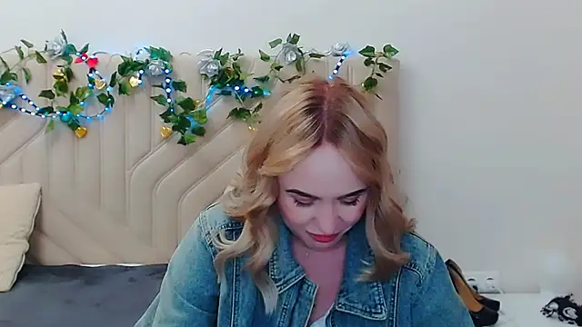 Snapshot of LiluMoon__ chatting on April 29, 2026, 4:33 pm LiluMoon online show from April 29, 2026, 4:33 pm