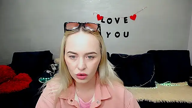 Snapshot of LiluMoon__ chatting on April 20, 2026, 6:16 am LiluMoon online show from April 20, 2026, 6:16 am