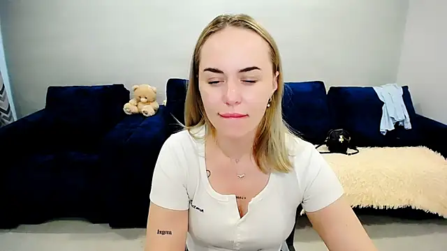 Snapshot of LiluMoon__ chatting on May 20, 2026, 6:21 am LiluMoon online show from May 20, 2026, 6:21 am
