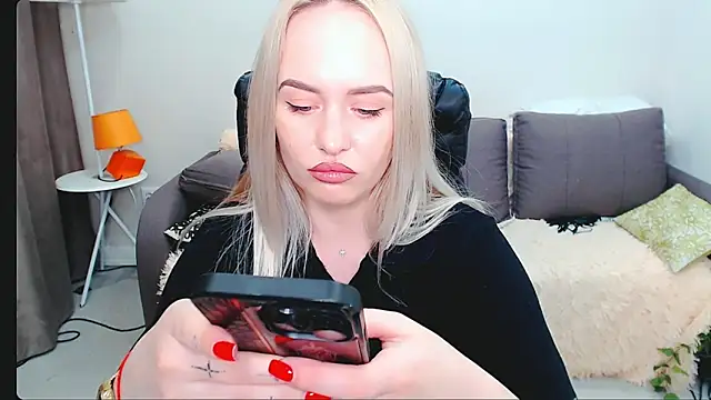 Snapshot of LiluMoon__ chatting on April 3, 2026, 3:51 pm LiluMoon online show from April 3, 2026, 3:51 pm