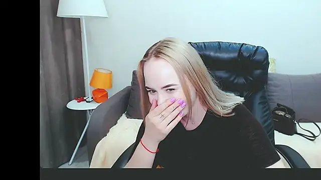 Snapshot of LiluMoon__ chatting on April 28, 2026, 4:44 pm LiluMoon online show from April 28, 2026, 4:44 pm