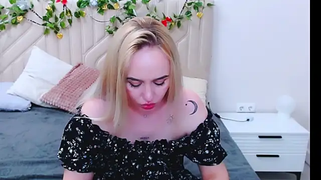 Snapshot of LiluMoon__ chatting on April 7, 2026, 4:42 pm LiluMoon online show from April 7, 2026, 4:42 pm