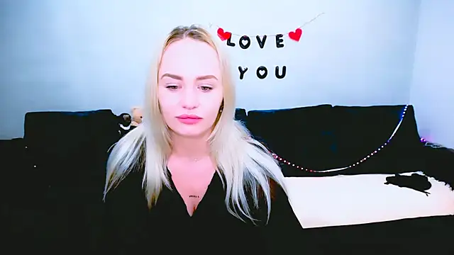 Snapshot of LiluMoon__ chatting on April 22, 2026, 6:42 am LiluMoon online show from April 22, 2026, 6:42 am