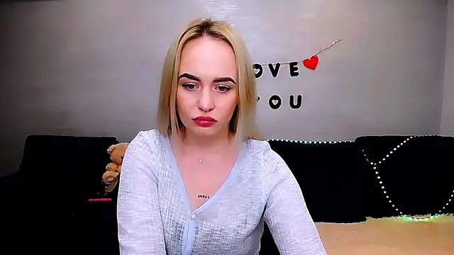 Snapshot of LiluMoon__ chatting on April 9, 2026, 4:24 pm LiluMoon online show from April 9, 2026, 4:24 pm