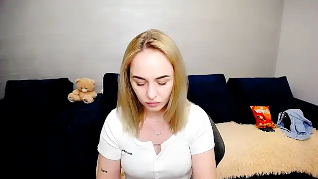 Snapshot of LiluMoon__ chatting on May 19, 2026, 3:41 pm LiluMoon online show from May 19, 2026, 3:41 pm