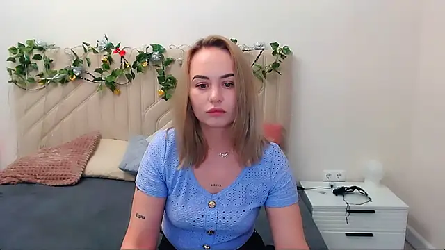 Snapshot of LiluMoon__ chatting on May 14, 2026, 11:29 am LiluMoon online show from May 14, 2026, 11:29 am