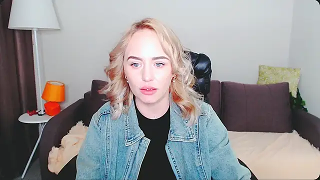 Snapshot of LiluMoon__ chatting on May 1, 2026, 4:12 pm LiluMoon online show from May 1, 2026, 4:12 pm