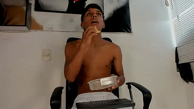 Snapshot of tyler_twink_boy chatting on September 10, 2025, 1:21 pm tyler twink boy online show from September 10, 2025, 1:21 pm