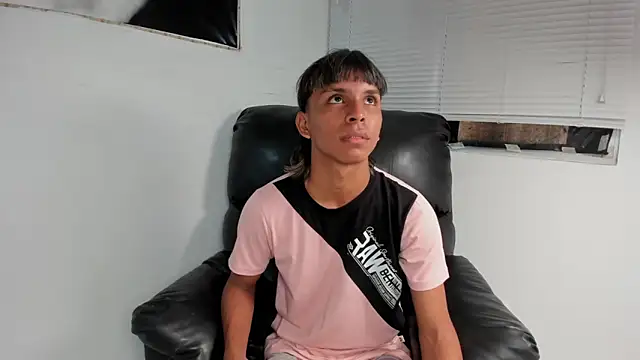 tyler twink boy online show from January 11, 2026, 1:40 pm