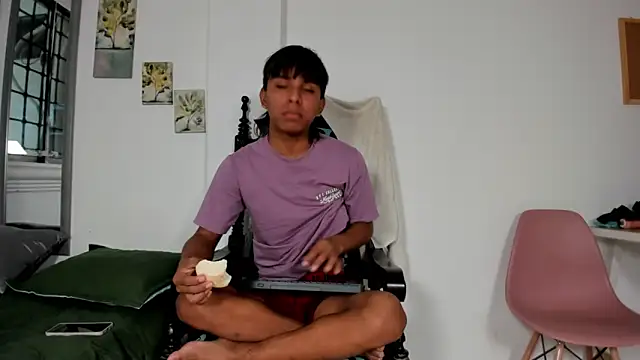 Snapshot of tyler_twink_boy chatting on March 23, 2026, 1:33 pm tyler twink boy online show from March 23, 2026, 1:33 pm