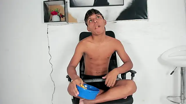 Snapshot of tyler_twink_boy chatting on October 4, 2025, 1:23 pm tyler twink boy online show from October 4, 2025, 1:23 pm