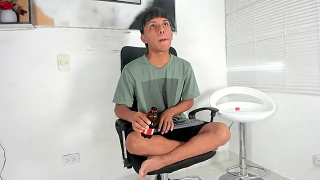 Snapshot of tyler_twink_boy chatting on September 27, 2025, 1:06 pm tyler twink boy online show from September 27, 2025, 1:06 pm