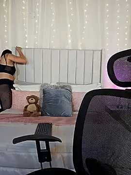 Snapshot of AriadnaTaylor chatting on November 11, 2025, 2:01 pm AriadnaTaylor online show from November 11, 2025, 2:01 pm