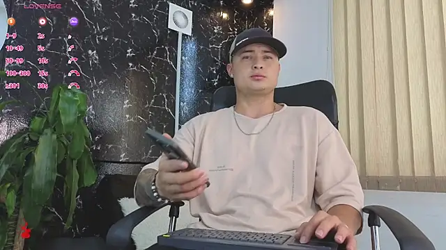 Snapshot of Alexander_ferre chatting on April 17, 2026, 1:25 pm Alexander ferre online show from April 17, 2026, 1:25 pm