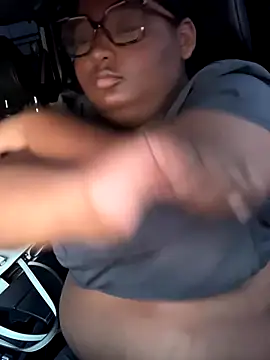 Snapshot of PoppyLuxe chatting on November 18, 2025, 10:24 pm PoppyLuxe online show from November 18, 2025, 10:24 pm