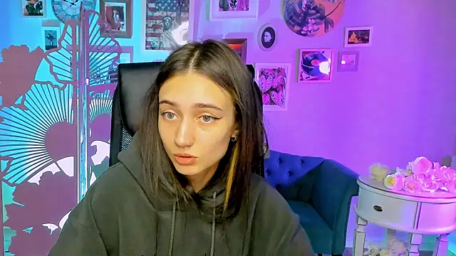 olivianorton online show from September 26, 2025, 12:45 pm