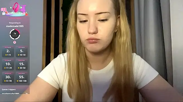 Snapshot of PandaFluff chatting on November 12, 2025, 4:44 pm PandaFluff online show from November 12, 2025, 4:44 pm