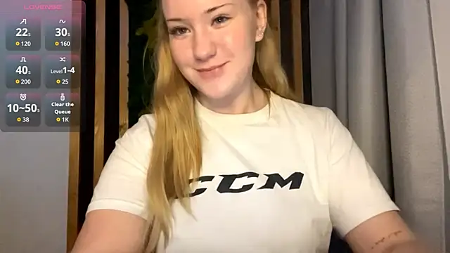 Snapshot of PandaFluff chatting on October 29, 2025, 4:17 pm PandaFluff online show from October 29, 2025, 4:17 pm