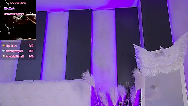 Snapshot of IsisQueen chatting on December 14, 2025, 3:06 pm IsisQueen online show from December 14, 2025, 3:06 pm