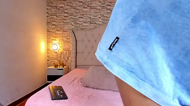 Lucia-Horny24 online show from October 22, 2025, 7:57 pm