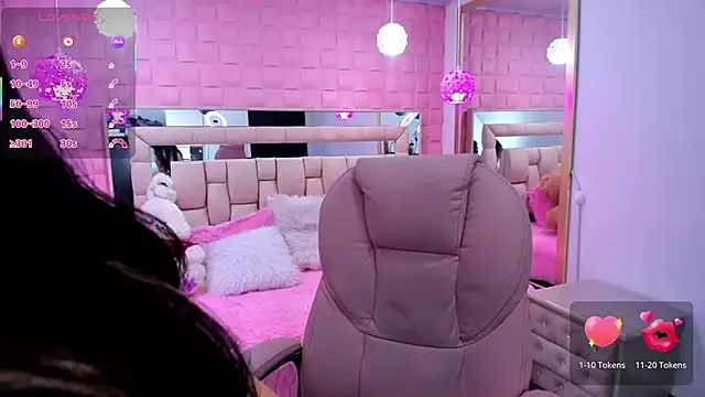  laaura  online show from November 13, 2025, 7:18 pm