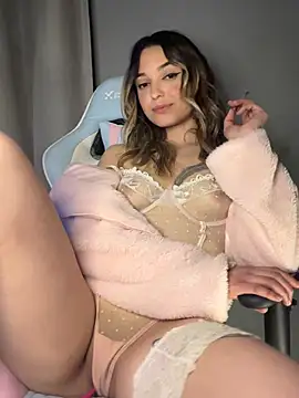 xYoungHotwife online show from April 10, 2026, 9:00 pm