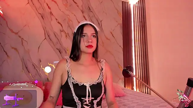 Emmiicute online show from October 5, 2025, 8:43 pm