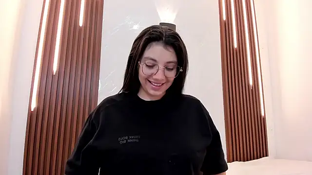 CarolinaMejia online show from October 17, 2025, 11:39 pm