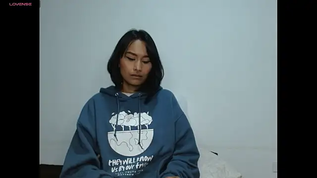 Gia Lee online show from December 17, 2025, 3:22 am