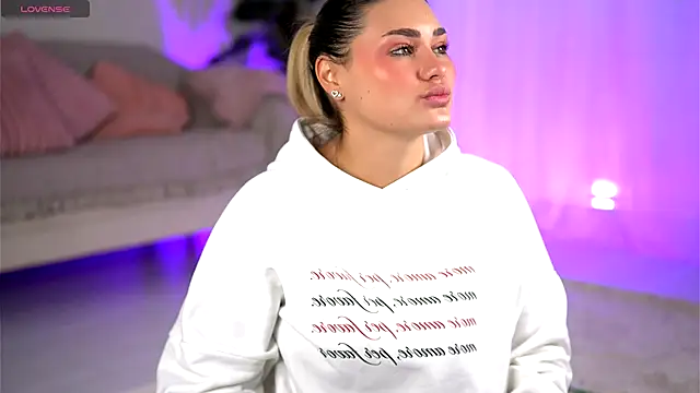 KayaAzur online show from December 4, 2025, 6:01 am