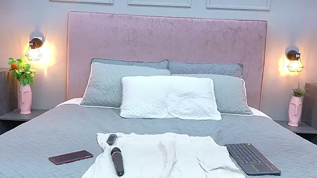 Camila Hill  online show from March 12, 2026, 1:37 pm